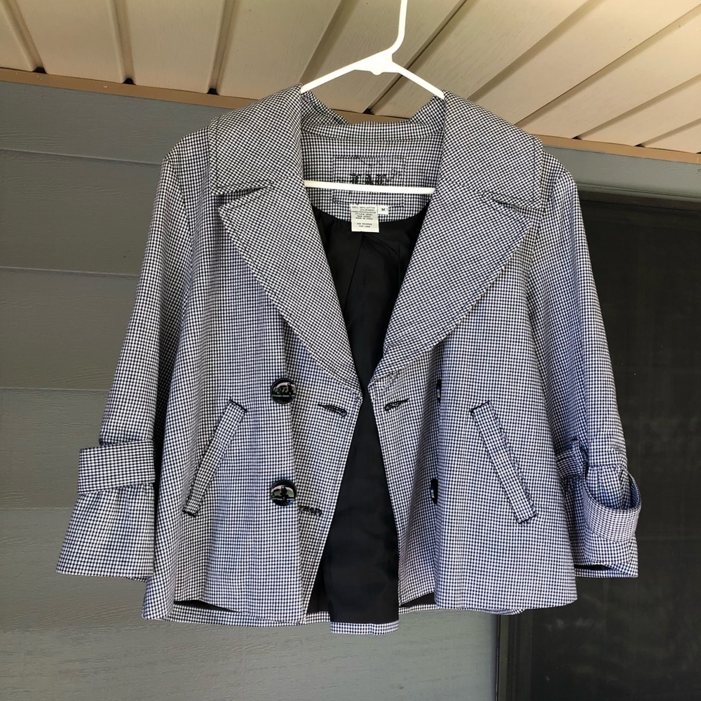 Price drop !Cute black and white Jacket beautiful details